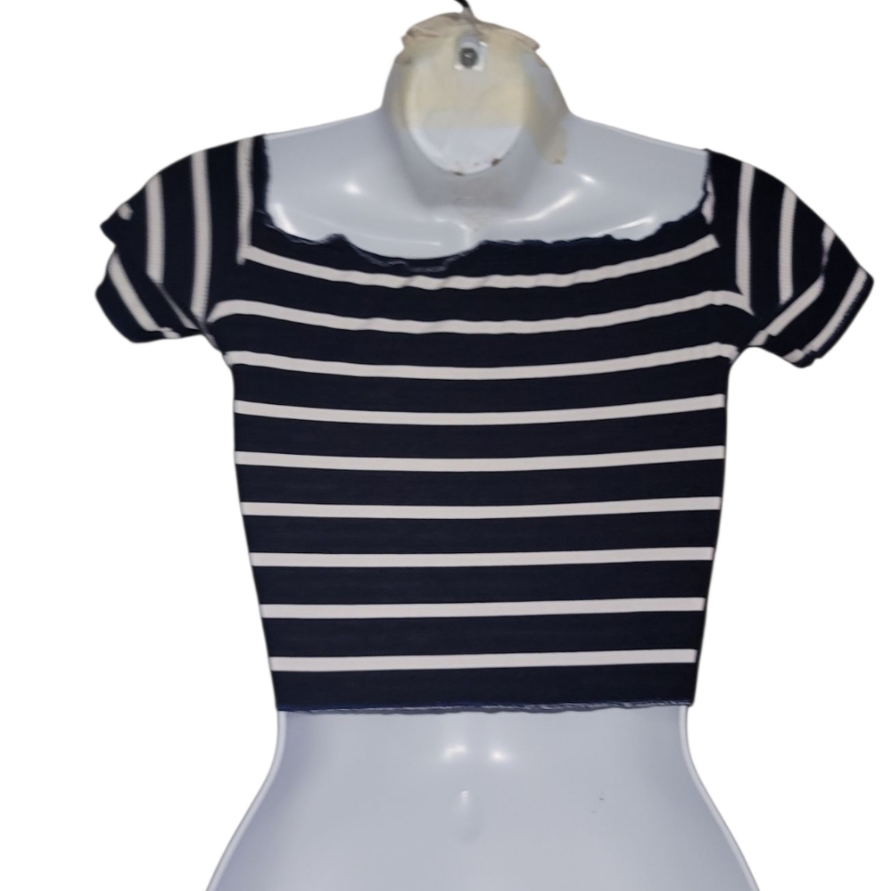 ☺️Woman Size S Crop Top☺️ - Picture 2 of 5